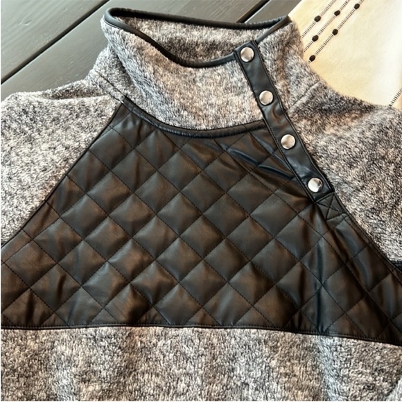 NWOT Abercrombie & Fitch Asymmetrical Snap up Fleece - Picture 3 of 9